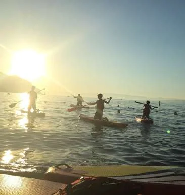 Paddle sur le lac au camp d’été de l’École Chantemerle