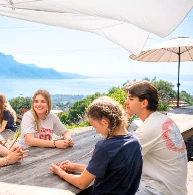 Élèves sur la terrasse de l’École Chantemerle